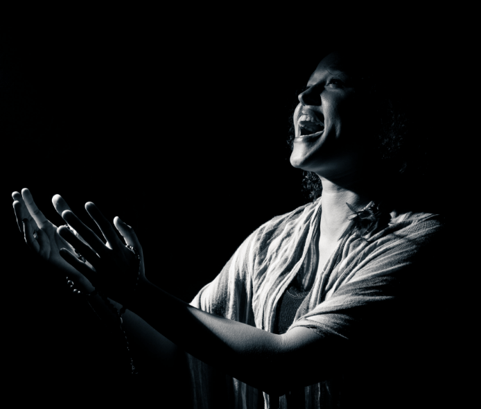 Sexta (16) tem Nathalia Bellar cantando clássicos de Maria Bethânia