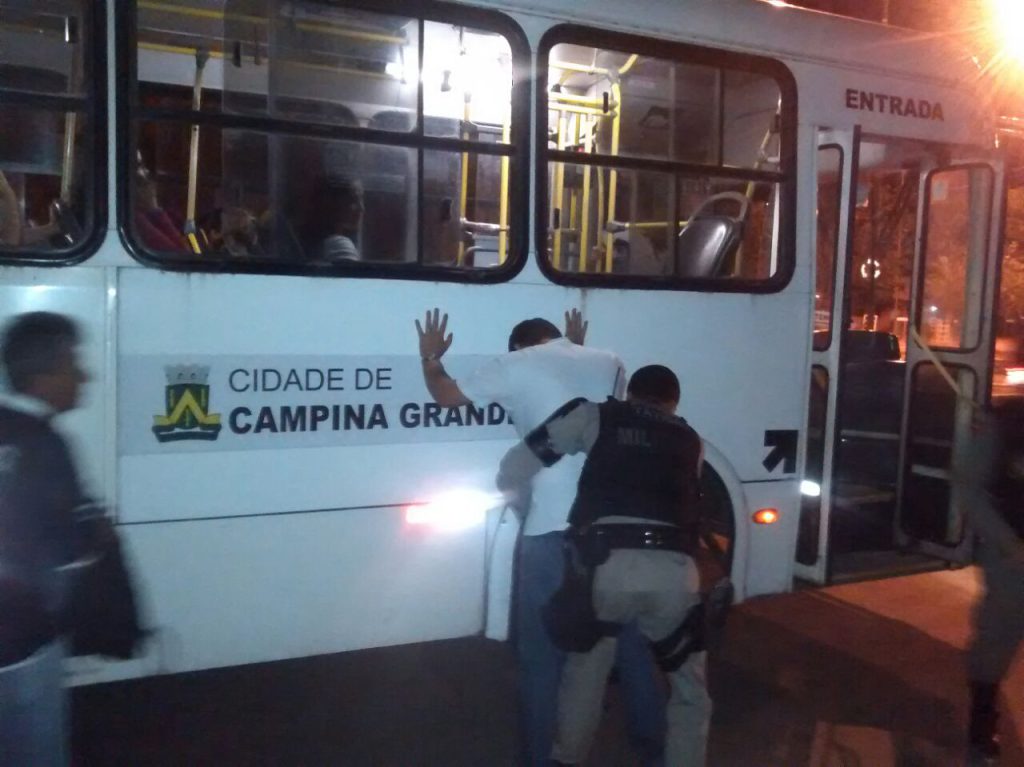 Abordagens policiais a ônibus em Campina Grande são intensificadas 