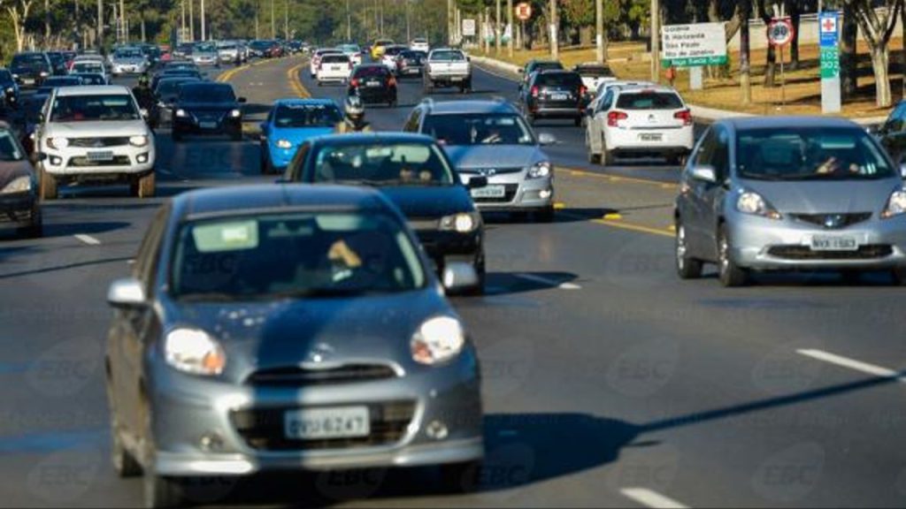 Motoristas com farol apagado durante o dia em rodovias federais voltam a ser multados