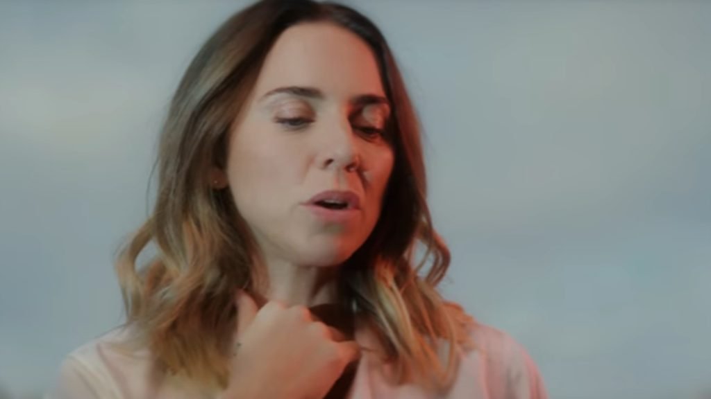 Longe do retorno das Spice Girls, Mel C lança clipe de novo single