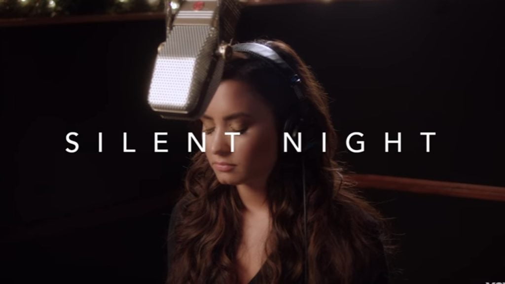 Demi Lovato grava ‘Silent Night’ para celebrar o Natal