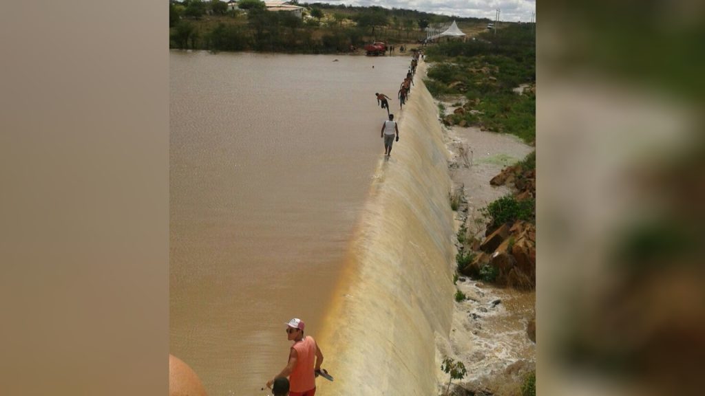 Açude de Taperoá sangra e as águas já seguem para Boqueirão