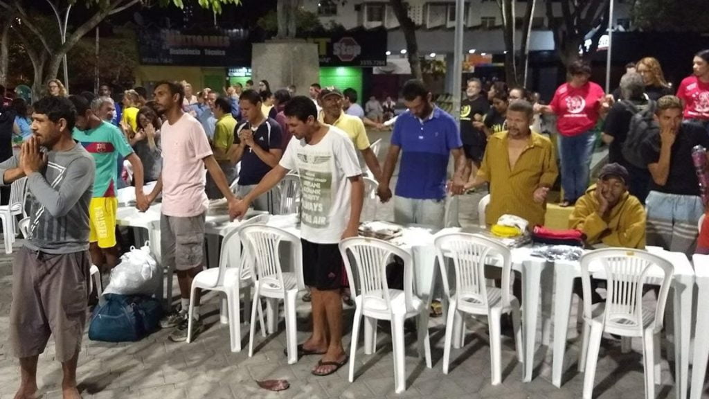 Prefeitura promove ceia pascal para moradores de rua em CG