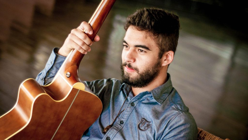‘Quartas Acústicas’ apresenta “Sangue, amor e ilusão” com o músico Felipe Pê