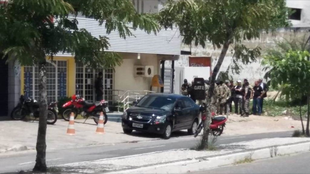 Bandidos tentam assaltar Correios e fazem reféns em CG