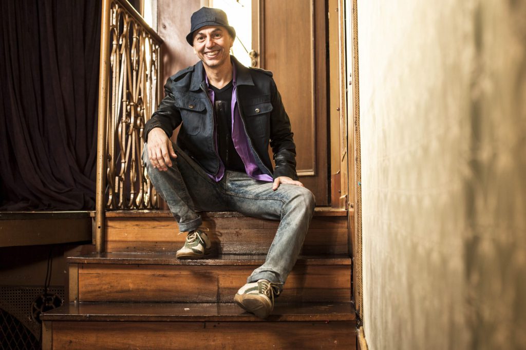 Show do cantor Zeca Baleiro marcará o início da 43º edição do FICG