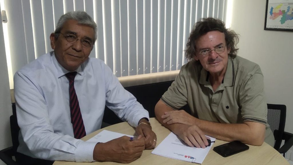 Fred Ozanan doa parte de seu acervo para a OAB Campina Grande