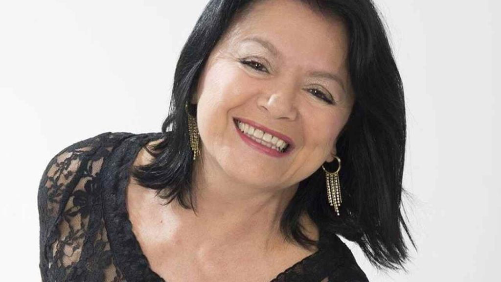 Quartas Acústicas apresenta Adília Uchôa com o show Bordado