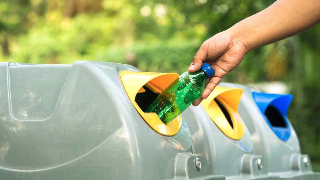 Trabalhadores de limpeza urbana relatam que estão trabalhando sem itens de proteção.