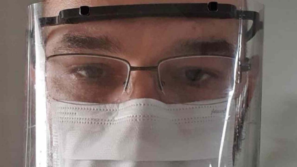 Professores da UFCG estão produzindo viseiras protetoras para profissionais de saúde