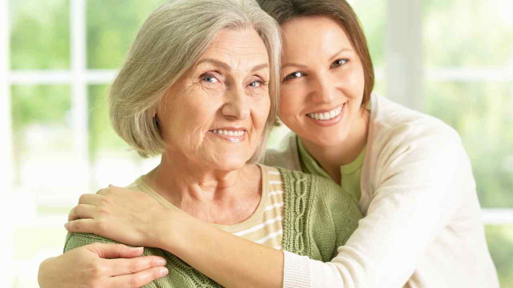 Diálogo e paciência podem ser aliados na tentativa de convencer os idosos a ficarem em casa.