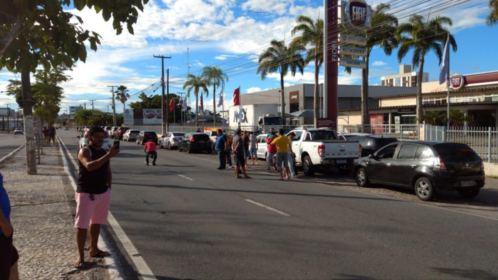 Carreata a favor da reabertura do comércio contou com cerca de 80 veículos