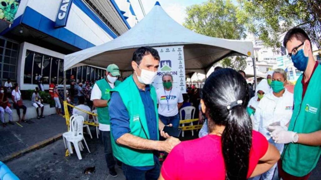 Romero vistoria estrutura montada pela Prefeitura para dar assistência às pessoas nas filas da Caixa