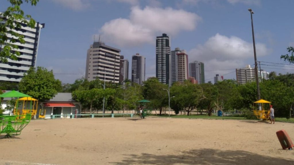 Equipes da Sejel estão orientando os usurários dos Parques da Criança e Liberdade