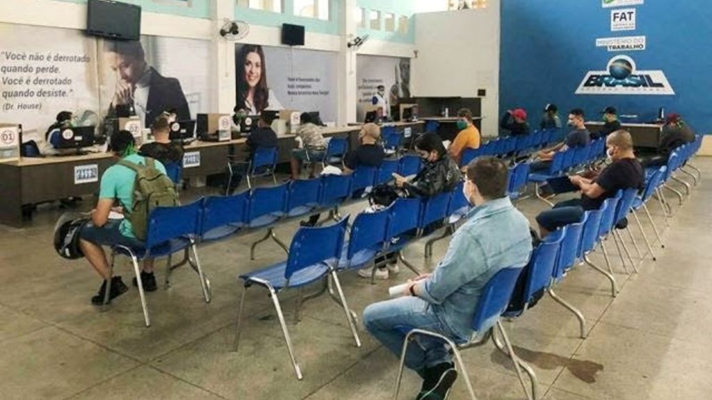 Trabalhadores podem consultar vagas no Sine Fácil