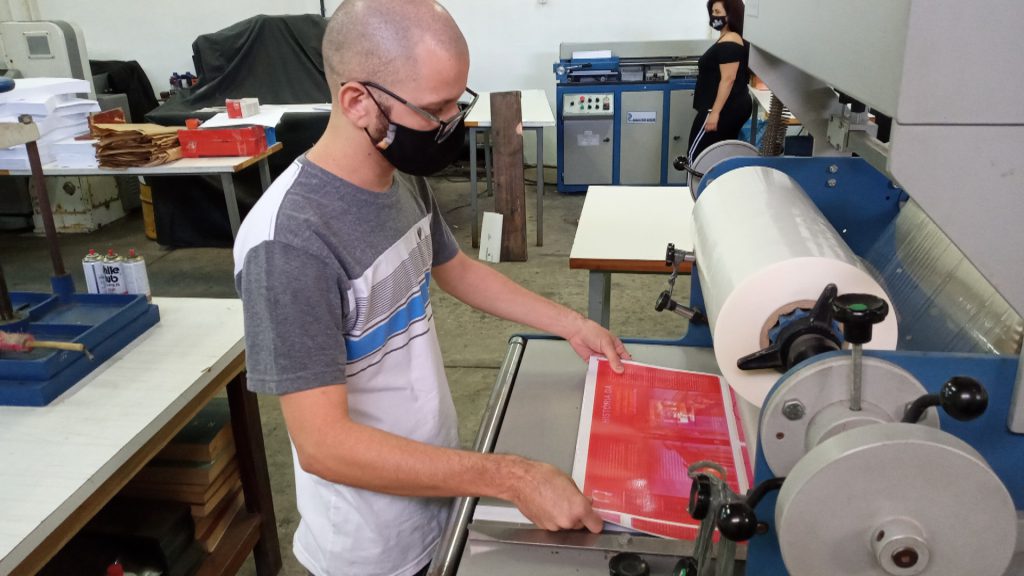 Gráfica da UEPB se reestrutura para produzir EPIs de combate à Covid-19 e parcerias garantem reativação do setor