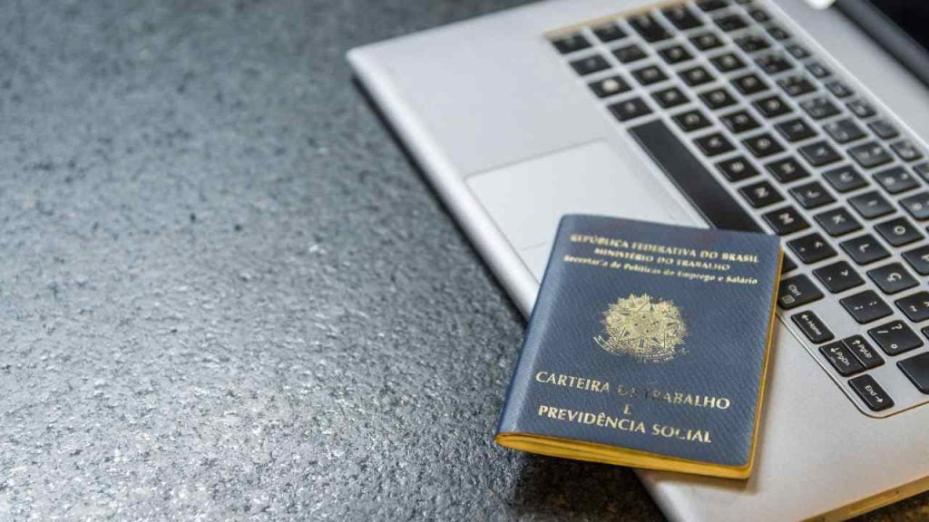 Pedidos de seguro-desemprego caem 21,3% na primeira quinzena de agosto