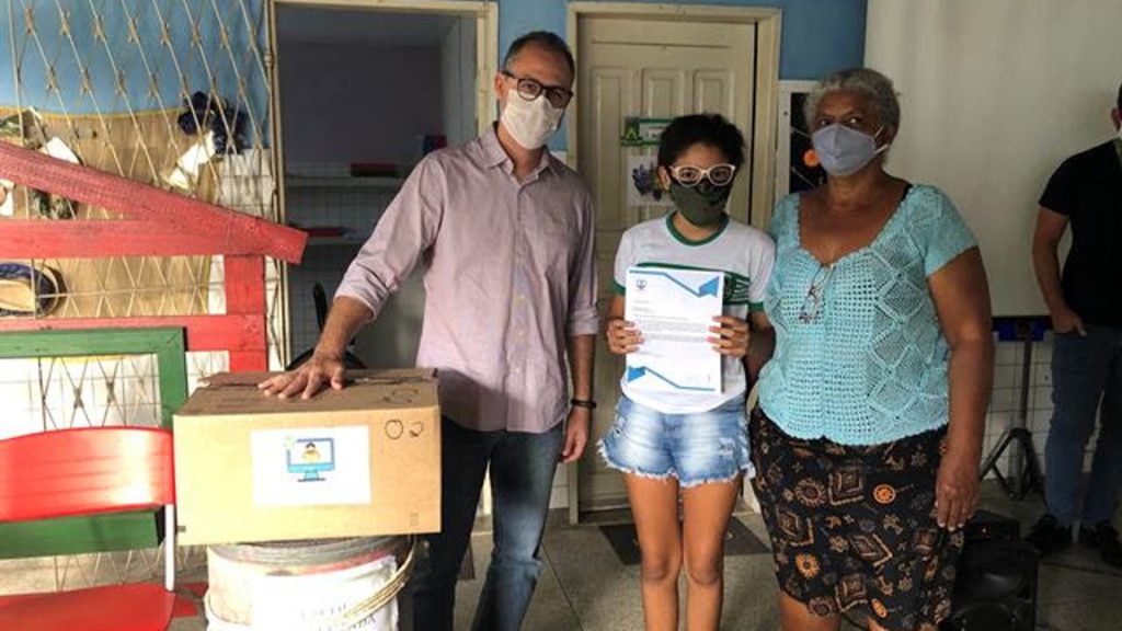 Projeto “Um Computador Nota 10” entrega mais máquinas a alunos da rede pública municipal