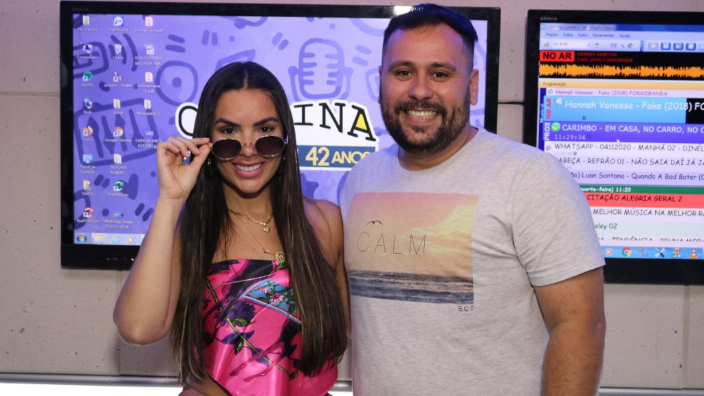 Cantora Hannah Vanessa fala para os ouvintes da Campina Fm