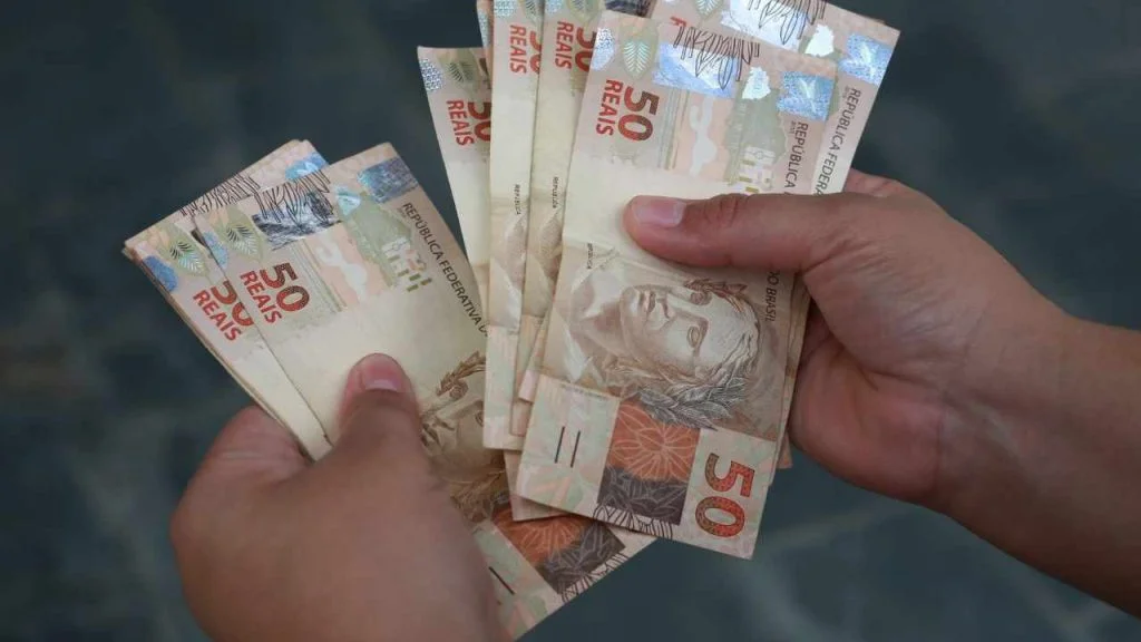 Servidores da CMCG cobram pagamento de 13º salário