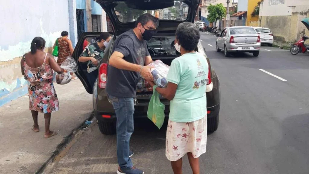 Pastoral entrega cestas natalinas a mulheres em situação de risco social da Feira Central de Campina