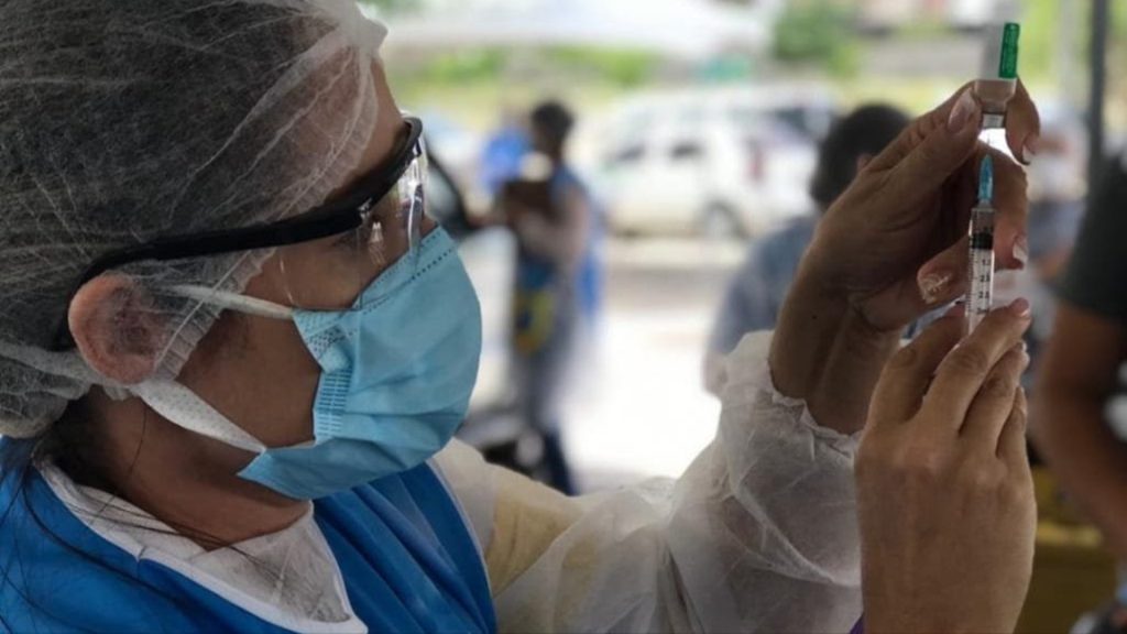 Secretaria de Saúde de Campina Grande inicia vacinação de idosos de 75 a 79 anos