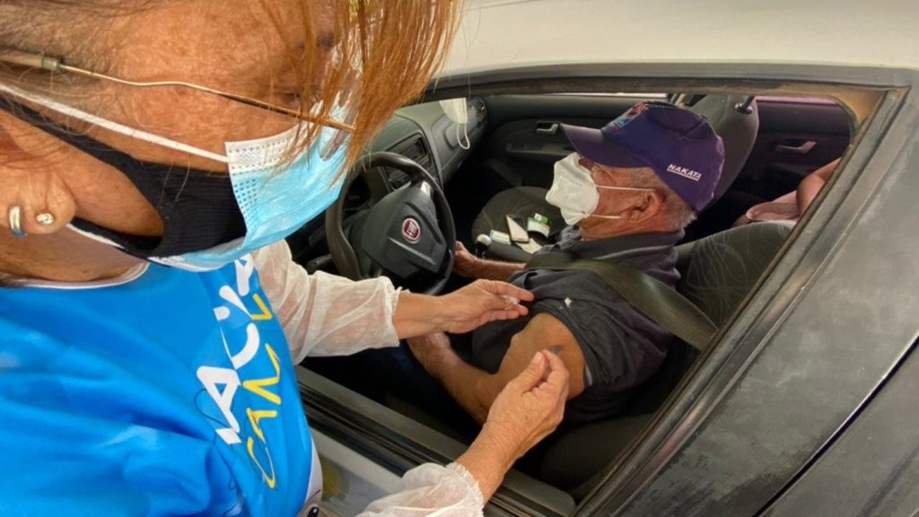 Campina Grande vacina idosos de 67 anos em unidades de saúde e drive-thru, nesta sexta (26)