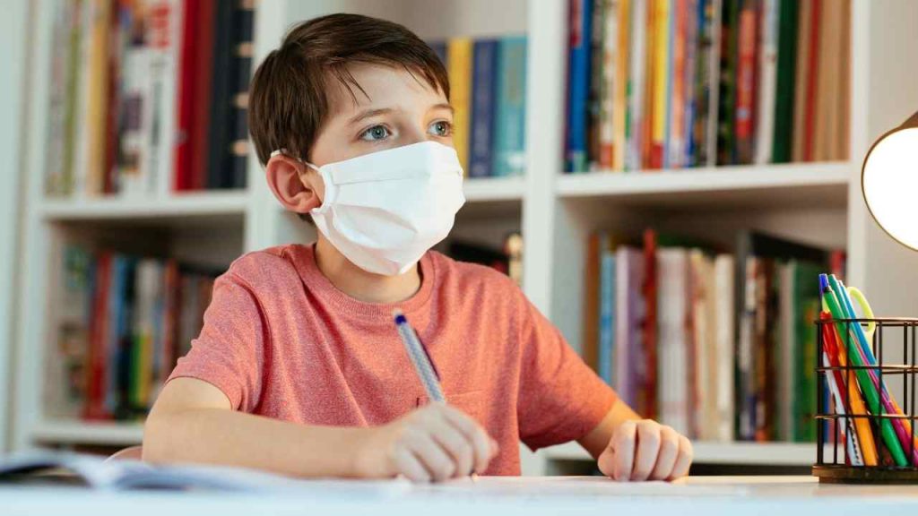 Pais e donos de escolas particulares solicitam manutenção de aulas em formato híbrido