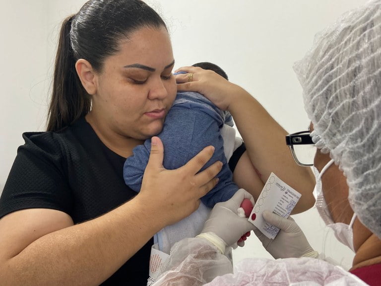 Autoridades reforçam importância da triagem neonatal com testes do pezinho e da linguinha