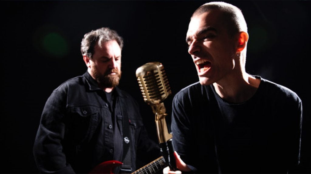 Duo inaugura versões bilíngues para grandes clássicos da MPB