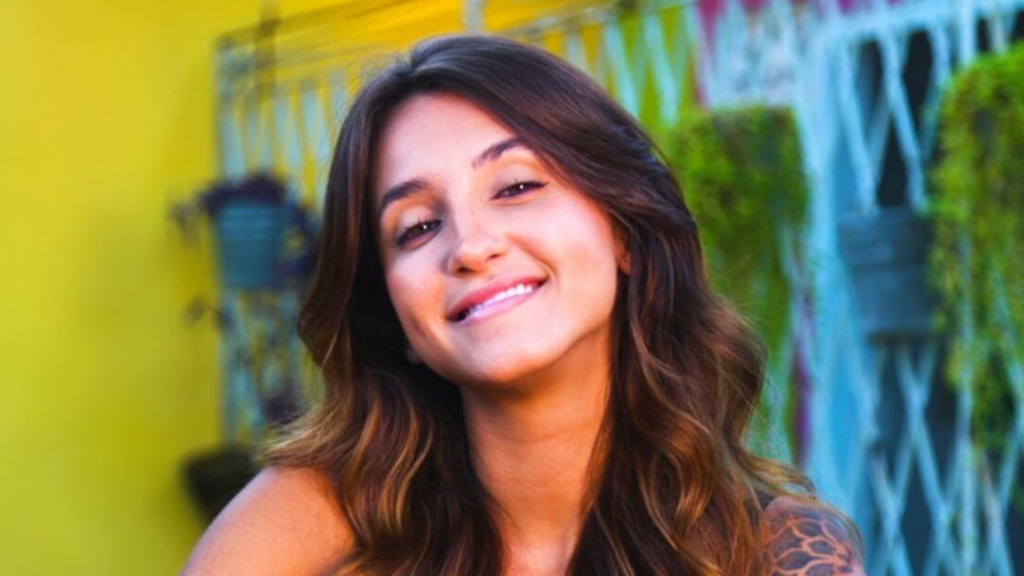 Amanda Lessa lança música do projeto agah