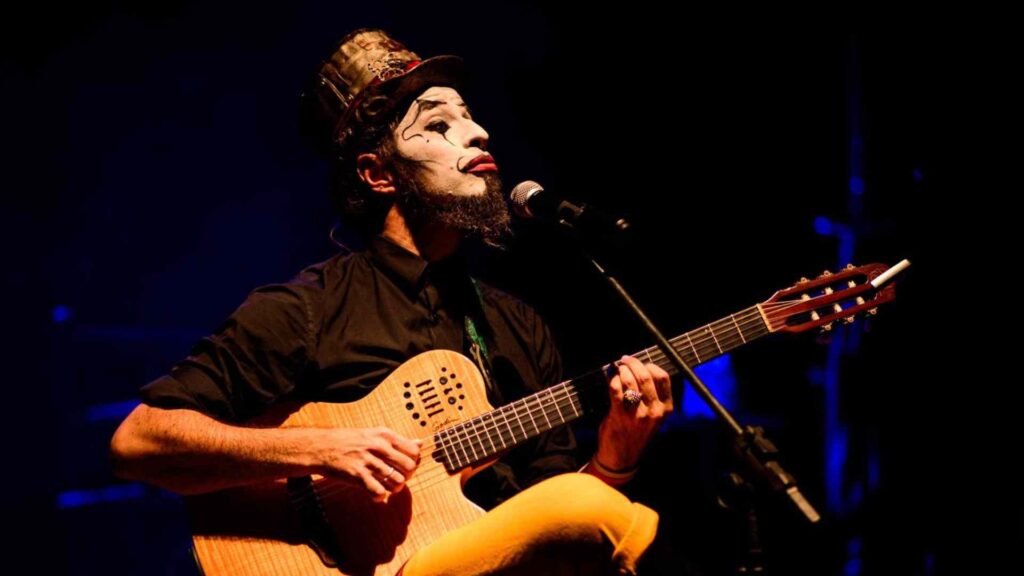 Fernando Anitelli apresenta ‘O Teatro Mágico Voz e Violão’ no Municipal