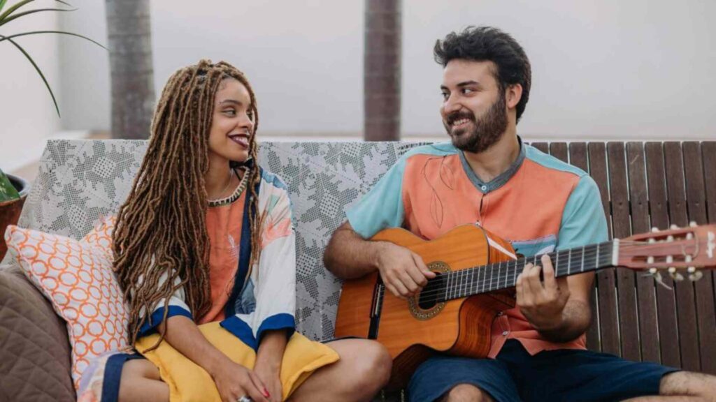 Carol Black e Caio Cesar lançam samba no agah