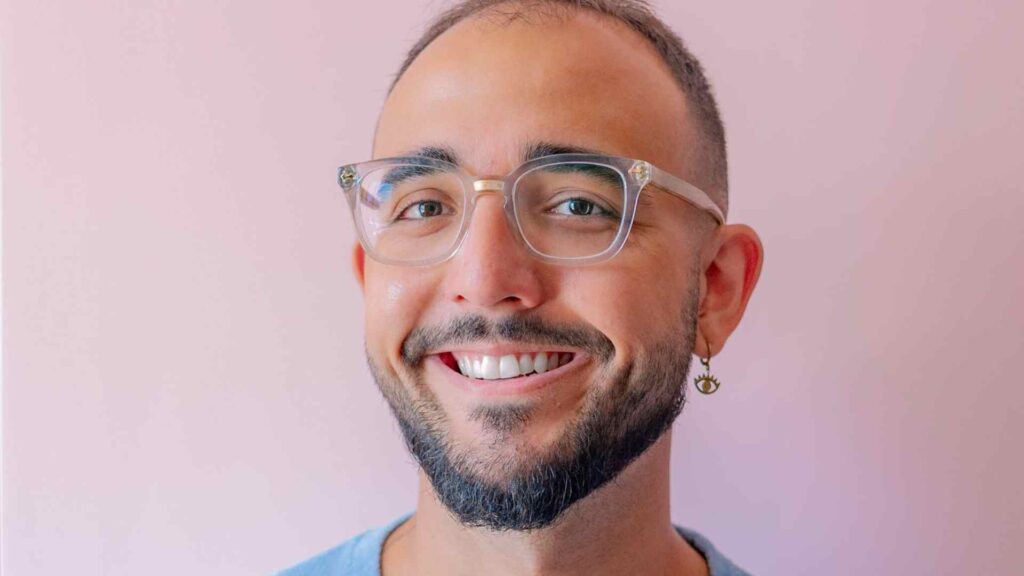 FLIC apresenta o escritor Raphael Montes, sexta (15/11)