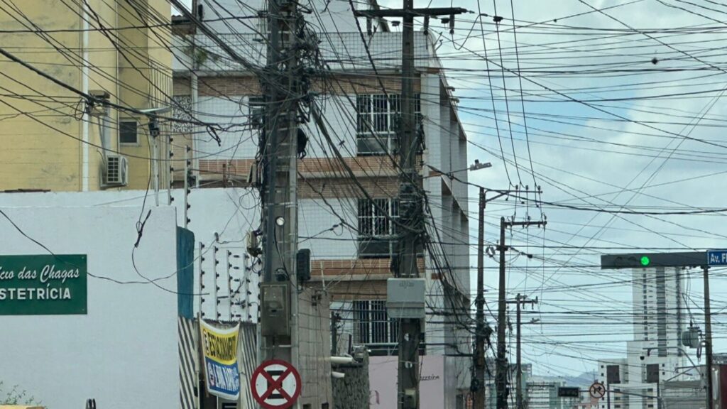 Procon/CG promove campanha para retirar fios abandonados nos postes da cidade