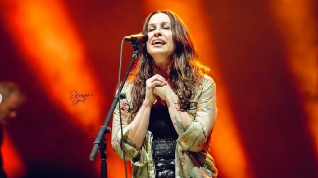 Alanis Morissette revive clássico da veterana Carly Simon
