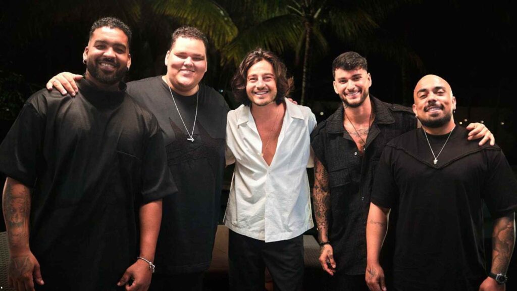 Tiago Iorc relança “Amei Te Ver” em versão inédita com o grupo Menos É Mais